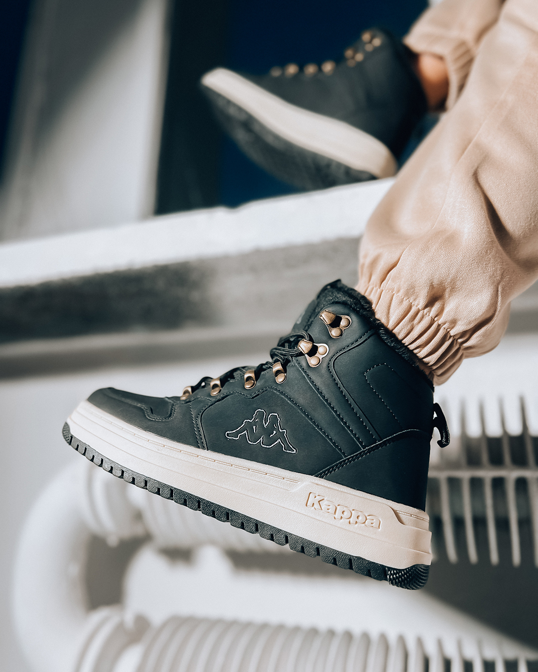 Zanurz się w magiczną aurę zimy, otulony ciepłem i stylowym designem dzięki butom od marki Deichmann!