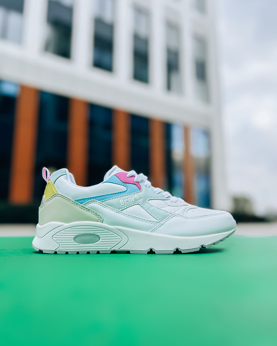 Majówka to czas, kiedy wygodne obuwie to podstawa.